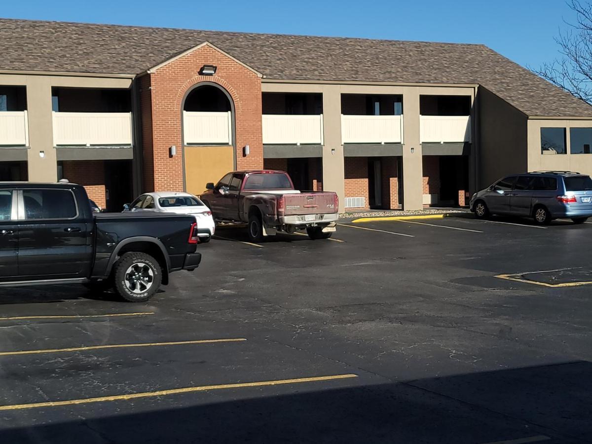 Super 8 By Wyndham Kansas City Airport North Exterior photo