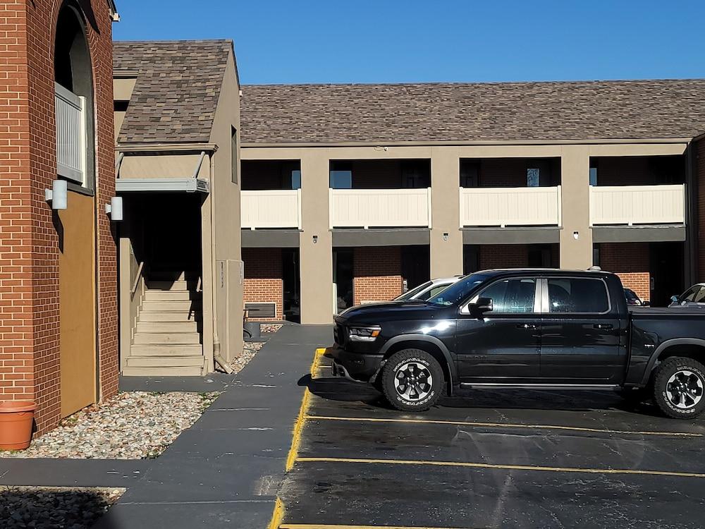 Super 8 By Wyndham Kansas City Airport North Exterior photo