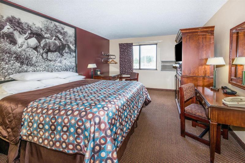 Super 8 By Wyndham Kansas City Airport North Exterior photo