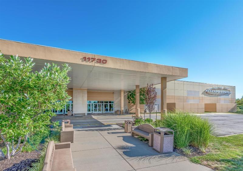 Super 8 By Wyndham Kansas City Airport North Exterior photo